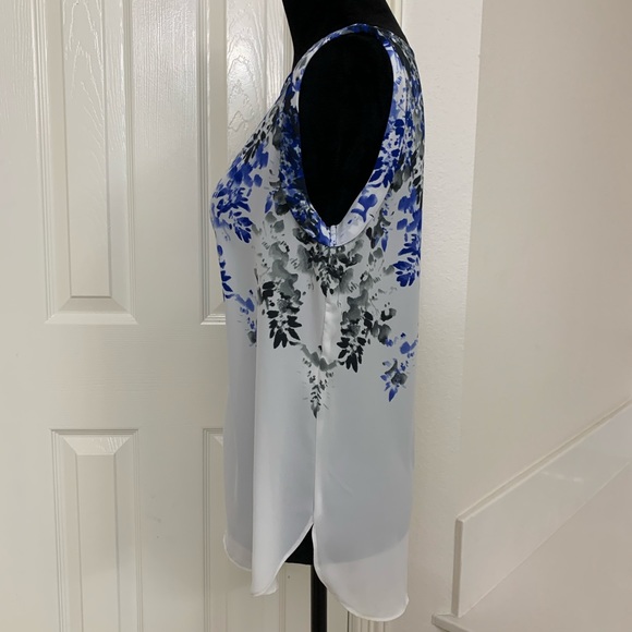 Beautiful and feminine blouse - Picture 2 of 5